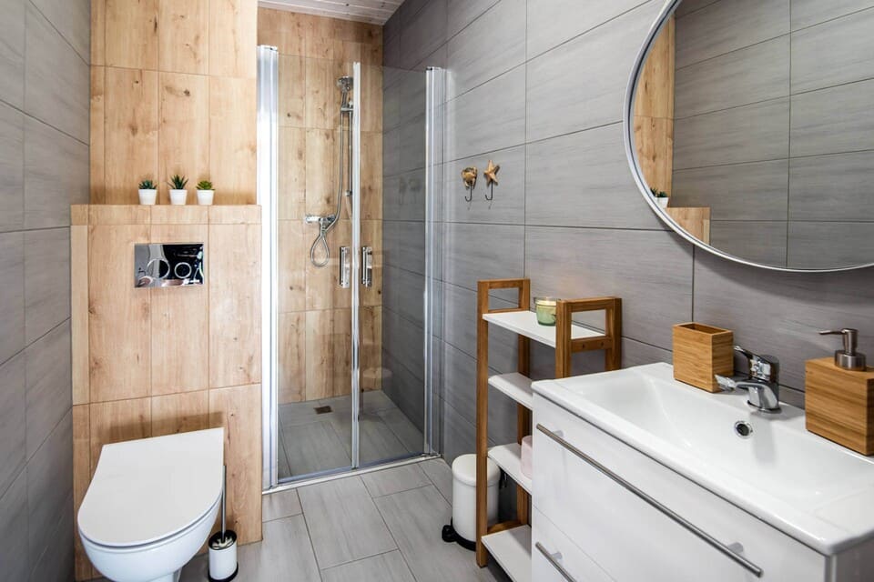 widok łazienki w pokoju nad morzem