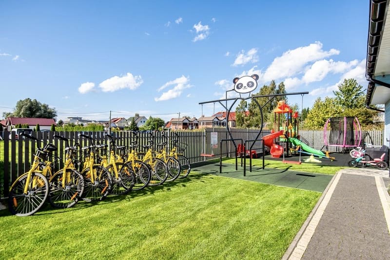 plac zabaw i rowery w ośrodku