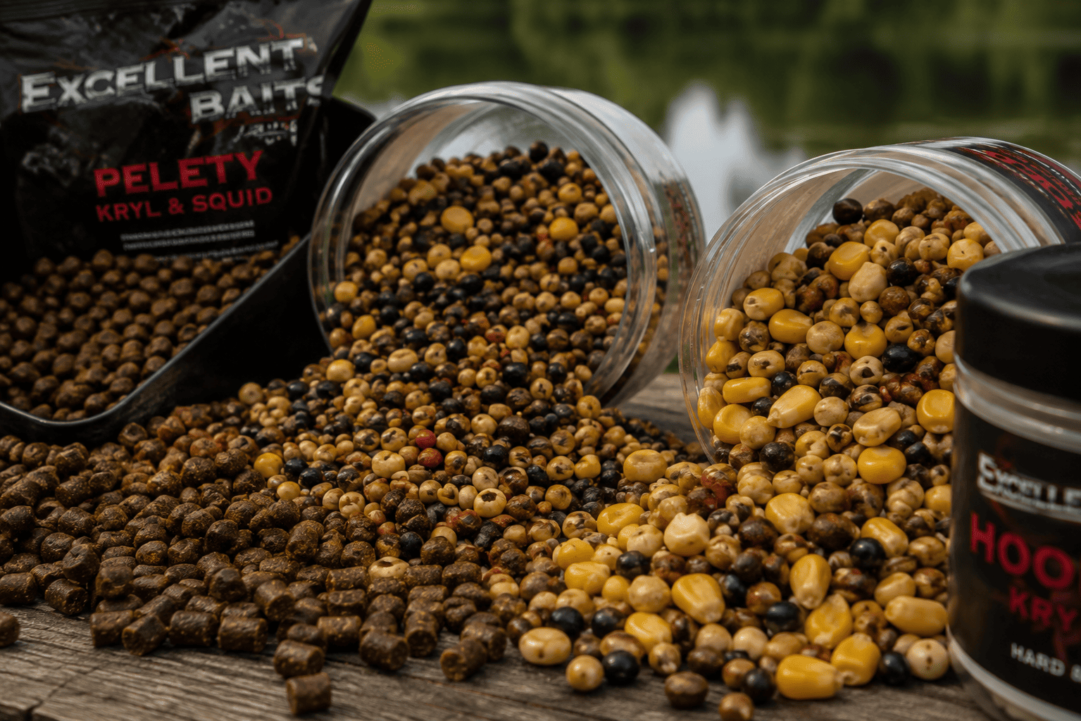 pellet i ziarna do nęcenia karpi Excellent Baits